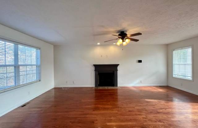 Spacious 3-Bedroom Home with Bonus Room & 3 Full Bathrooms Gallery 4