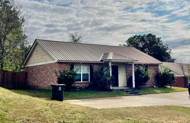 2 BR 2 BA Fenced Yard - 1012 Van Dorn Street, Oxford, MS 38655