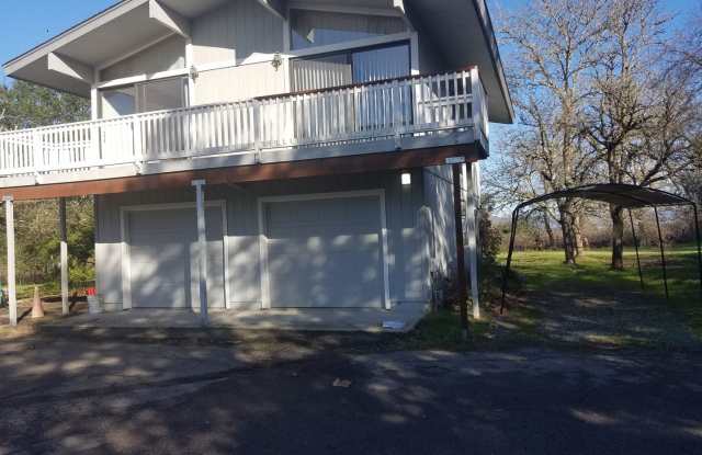 Beautiful Country Setting above garage Studio Unit. Lots of Light. Ready to Move in condition. Private and quiet. SHOWINGS BY APPT. ONLY PLEASE. photos photos