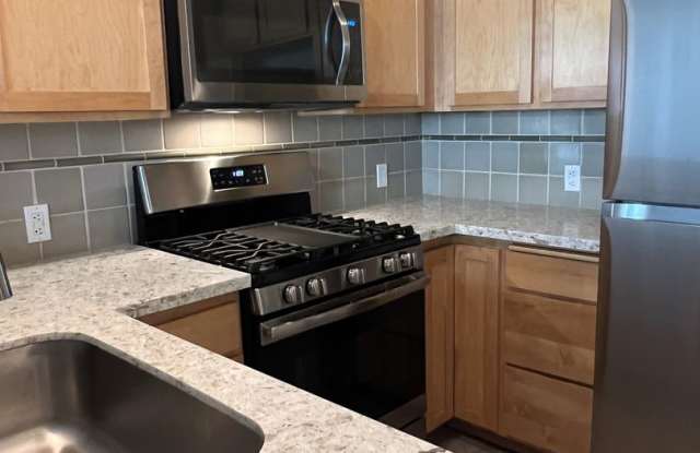 Large 1 bedroom/1bath in Wonderful Location right across from Pier 62!! - 2000 Alaskan Way, Seattle, WA 98121