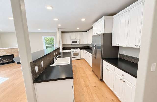 Spacious 4-Bedroom Home with 4-Car Garage & RV/Boat! Gallery 4