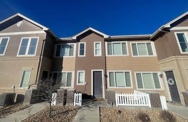 Townhome with great access to shopping, restauraunts and more! - 15536 West 64th Loop, Arvada, CO 80007