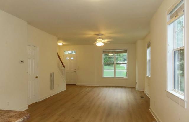 305 W Poplar Avenue Gallery 3