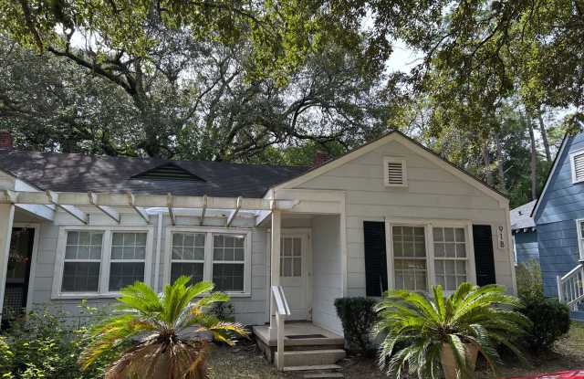 Adorable 2 bedroom apartment Gallery 1