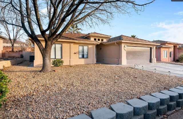 Cozy Home with ENCLOSED BACKYARD - 2411 East 140 South, St. George, UT 84790