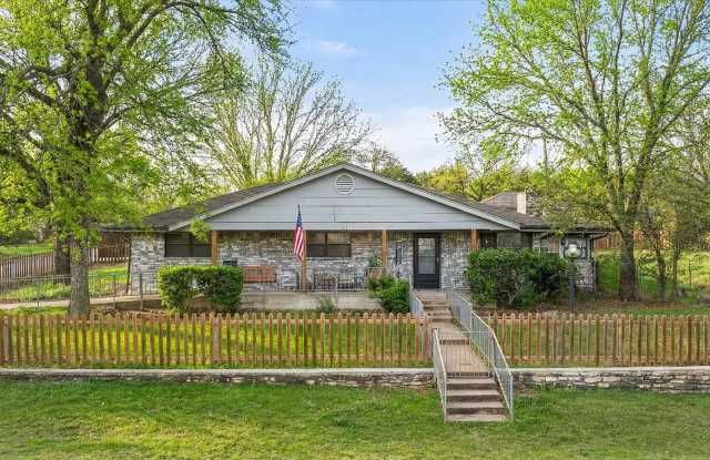 Charming 3BR 2 bath House in Granbury photos photos Charming 3BR 2 bath House in Granbury photos photos