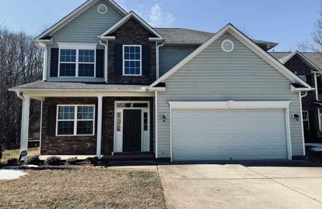 South AVL - Well Kept, Large Home with Garage photos photos