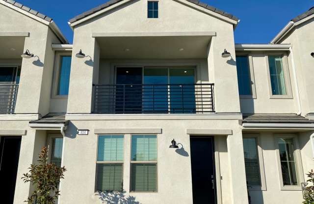 Gorgeous 3/2 Town Home in Clovis with Solar! Gallery 1