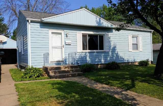 1011 16-1/2 Street - 1011 16th 1/2 St, Bettendorf, IA 52722
