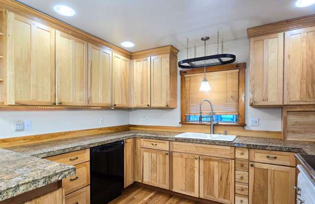 5 Bed 3 Bath Home-Heat Included/Pets Allowed photos photos