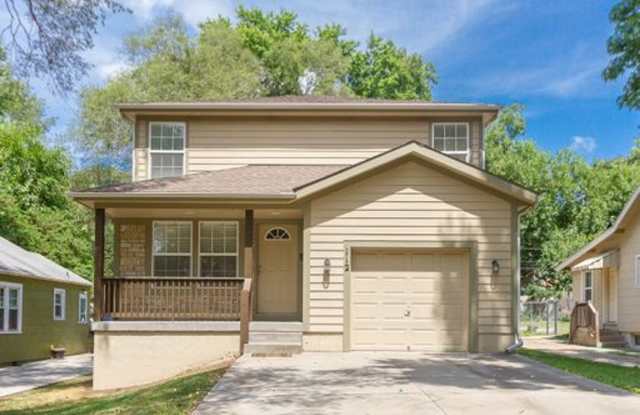 Wonderful 3 bed 2.5 Bath in Waldo! Available Now! - 112 West 79th Street, Kansas City, MO 64114