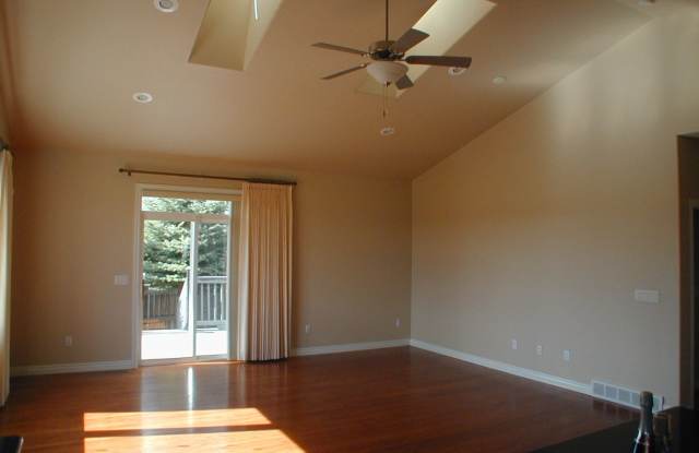400 Sterling Dr Gallery 2