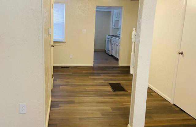 2 Bedroom House! York City SD Gallery 4