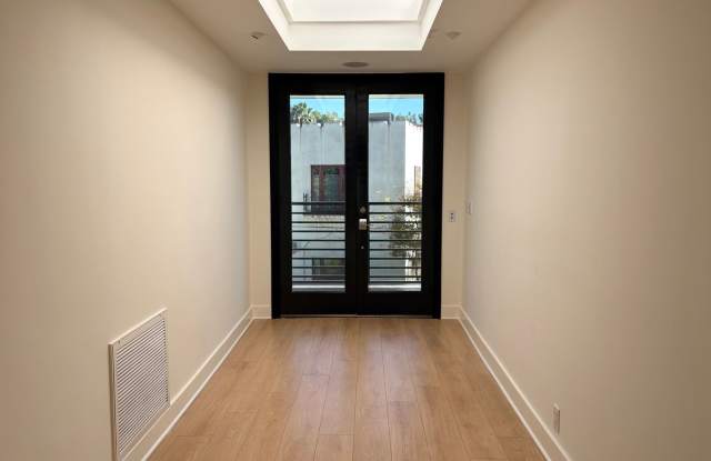 Hollywood Dell Mid-Century Modern w/ Rooftop Deck Gallery 4