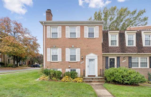 Beautifully maintained townhome on a quiet cul-de-sac in Springfield! photos photos