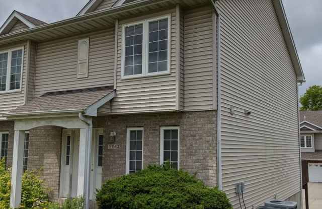 2 bedroom, 2-1/2 bath end-unit condo west side Iowa City - 1542 McKinley Place, Iowa City, IA 52246