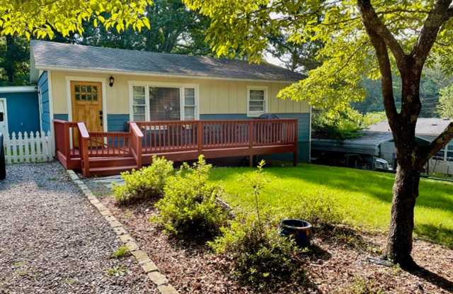 Black Mountain Gem Near Lake Tomahawk! - 200 South Oconeechee Avenue, Black Mountain, NC 28711