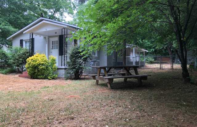 2 Bed/1 Bath House just off Lexington Rd. Gallery 3
