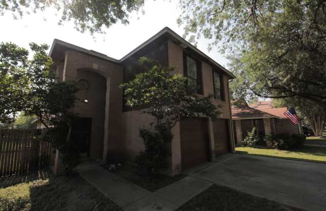 SPACIOUS 3 BEDROOM***GOOD FLOORPLAN W/LARGE KITCHEN***FIREPLACE IN LIVING*CENTRAL HVAC***DISHWASHER*STOVE/RANGE*EASY ACCESS TO LACKLAND AFB  SEA WORLD - 2319 Muddy Peak Drive, Bexar County, TX 78245