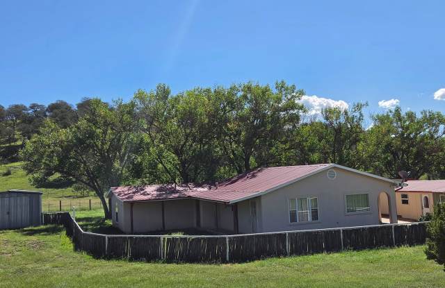 Spacious Three Bedroom Home with Horse Facilities and Views Gallery 1