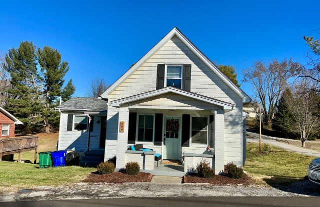 Charming 2 Bedroom With Large Yard In Christiansburg Gallery 1