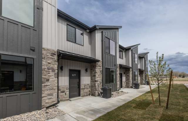 MODERN 3 BED 2.5 BATH END UNIT TOWNHOME WITH 2 CAR GARAGE IN AMMON Gallery 1