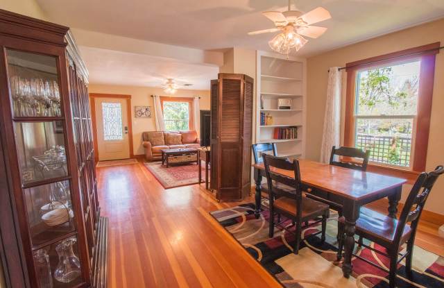 Zara's Cottage: Fully Furnished, blocks to downtown Jacksonville, Garage $300 Utility Fee Gallery 3