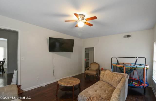 408 Northside Circle Gallery 2