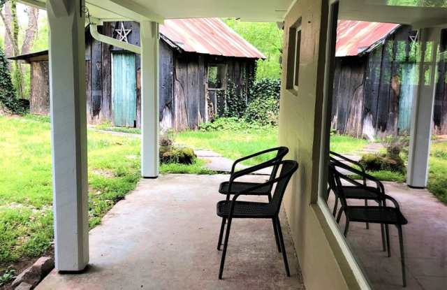 Two Bedroom Cottage in Montgomery County Gallery 3