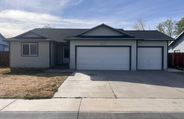 Cute 3 bedroom home Located in Donner Trails photos photos