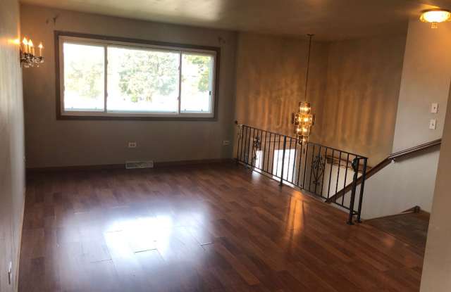 3bed/2bath Single Family Finished Basement Attached Garage! Gallery 4