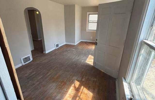 Charming 2BR House in Lansing Gallery 4