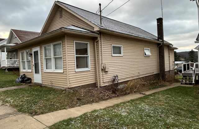 218 Central Avenue - 218 Central Avenue, Chicora, PA 16025