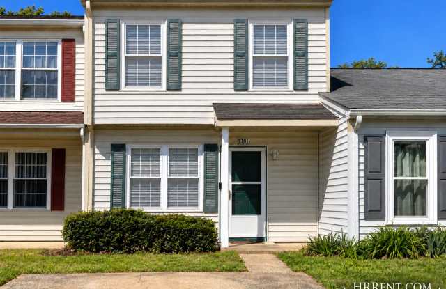 A Spacious 2 Bedroom 2.5 Bathroom Townhouse located in the Salem area of Virginia Beach, VA! Gallery 1