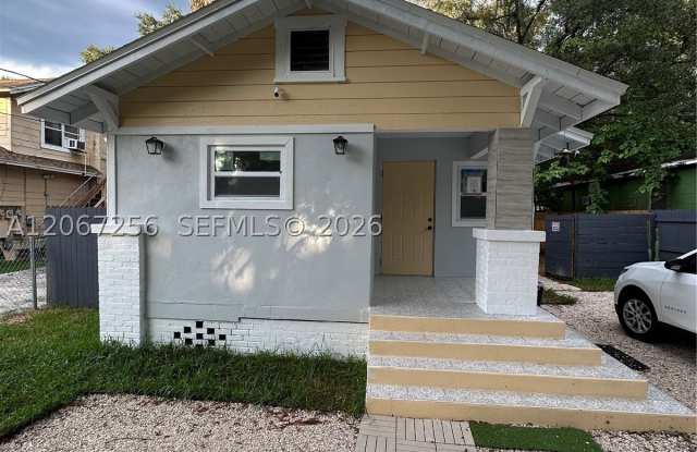 8111 N 10 Gallery 1
