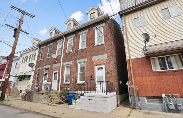 Newly renovated 2 Bed, 1 Bath w/ Bonus Room, Central AC, Laundry - Available September 5th! Gallery 3