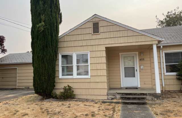 3 Bedroom 1 Bath Home w/ 2 Car Garage - 655 West Fairhaven Street, Roseburg, OR 97471