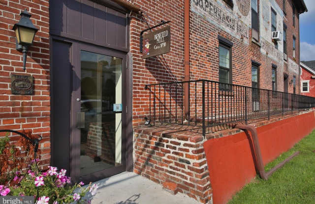 624 E WALNUT Street Gallery 1