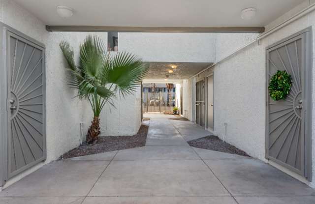Charming 2 bedroom 1 bath Gallery 1