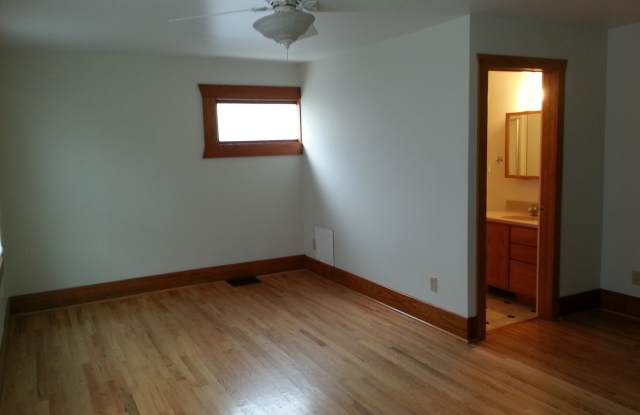 Move-In Special - 1/2 off your first month's rent!!!  DOWNTOWN 4 BEDROOM DUPLEX!!!  4 bedroom duplex in DOWNTOWN IOWA CITY! Gallery 3