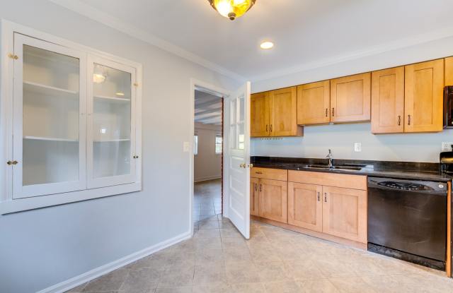 Detached brick rambler with large family room, 2 bedrooms and 1 bath. Gallery 4
