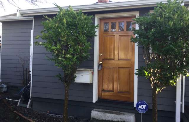Charming 2 bedroom one block from Greenlake - 2114 North 63rd Street, Seattle, WA 98103