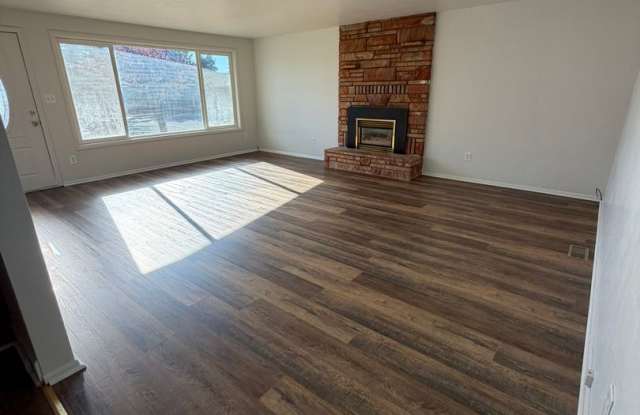 Newly Renovated 3 Bedroom, 2 Bathroom Home - Located near Sky Lakes and Oregon Tech! Gallery 3