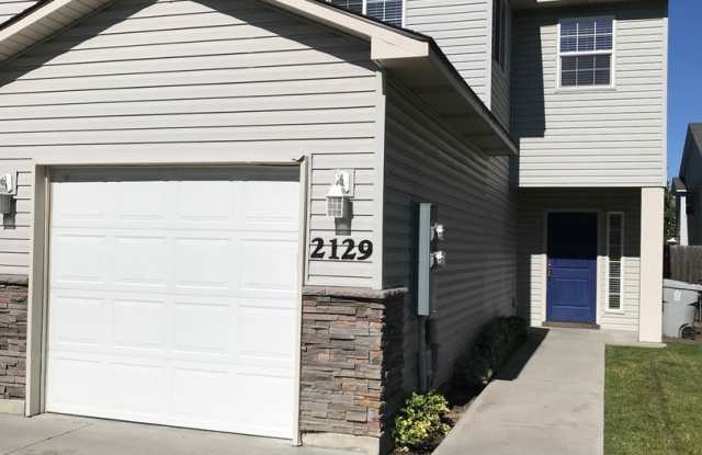 Boise Townhome Near BSU, Free Lawn Care!| EARLIER MOVE IN DATE UPON REQUEST - 2129 South Amy Avenue, Boise, ID 83706