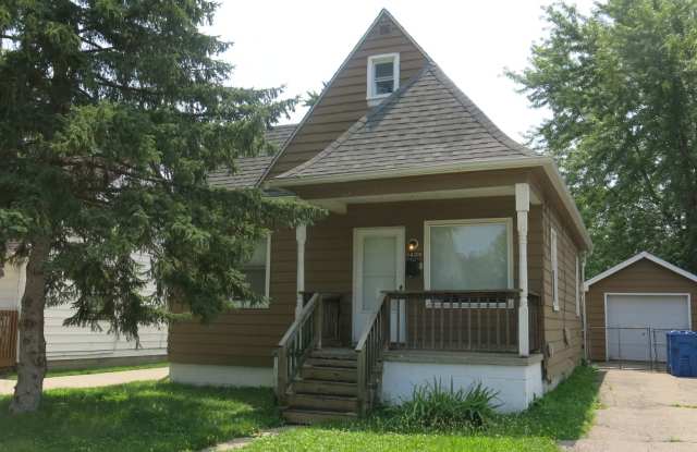 14300 Knox 2bed/1bath with porch off the back and garage located in Warren - 14300 Knox Avenue, Warren, MI 48089
