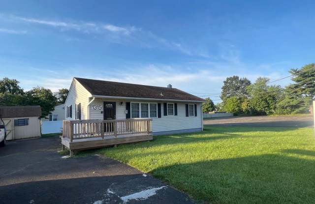 Live and work in one place. Single home for rent. - 1315 Frosty Hollow Road, Levittown, PA 19056