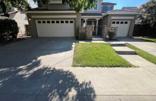 Spacious 5-Bedroom Lincoln Home with 3-Car Garage Gallery 1
