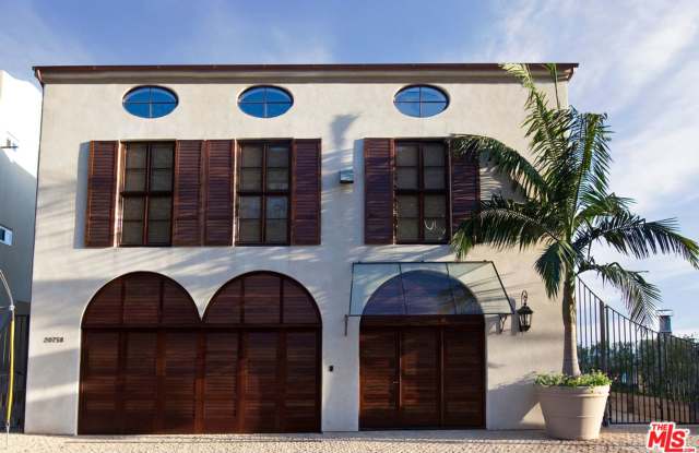 Architectural Beachfront Retreat on Las Flores Sands photos photos