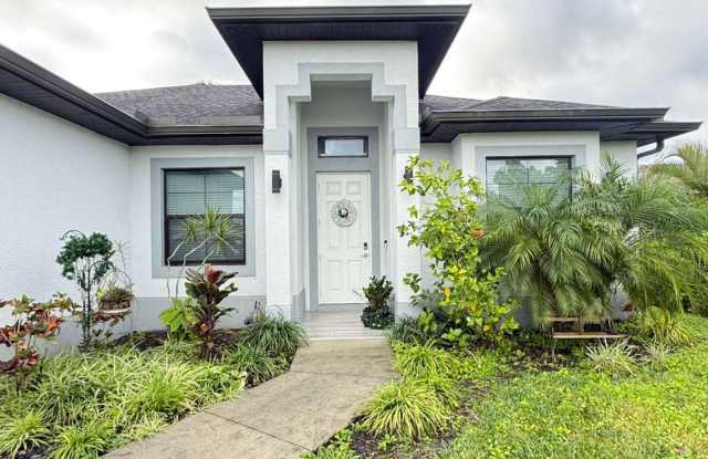 3 bed 2 bath Single Family home in Golden Gate Estates photos photos