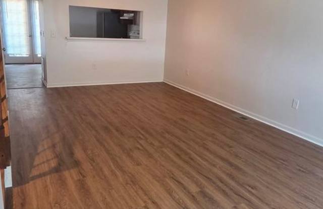 Act Fast! 2 Bedroom Townhome In Columbia Gallery 3